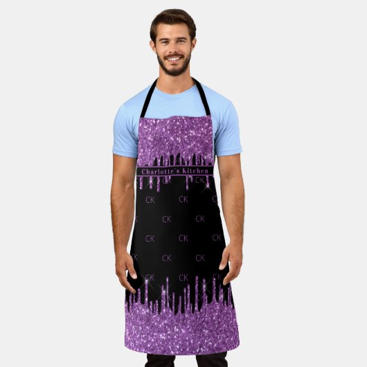 黒紫グリッターはモノグラムガーリーイニシャルを乾燥 エプロン (着用した状態)