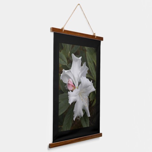 黒縁の白いシャクナゲの花 吊り下げ型タペストリー (傾斜あり)