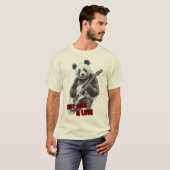 黒背景でエレキギターを弾くパンダのロックンロール Tシャツ (正面フル)