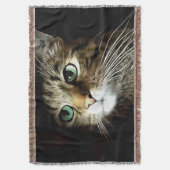 黒背景に浮かぶ緑の瞳のタビー猫 スローブランケット (正面縦)