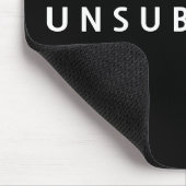 黒背景に白抜きのUNSUBSCRIBEテキスト マウスパッド (コーナー)