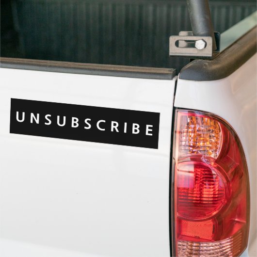 黒背景に白抜きのUNSUBSCRIBE バンパーステッカー (トラック上)