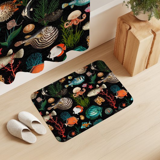黒背景に色とりどりのオセアニアの魚 バスマット