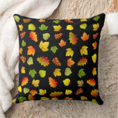 黒背景に金色、緑色、オレンジ色の美しい秋の落ち葉 クッション (ブランケット)