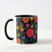 黒背景に鮮やかなカラフルな花 マグカップ (左)