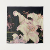黒背景のエレガントな白いユリの花 タペストリー (正面(横))