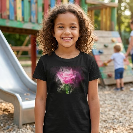 黒背景のピンクのバラの水彩画 Tシャツ