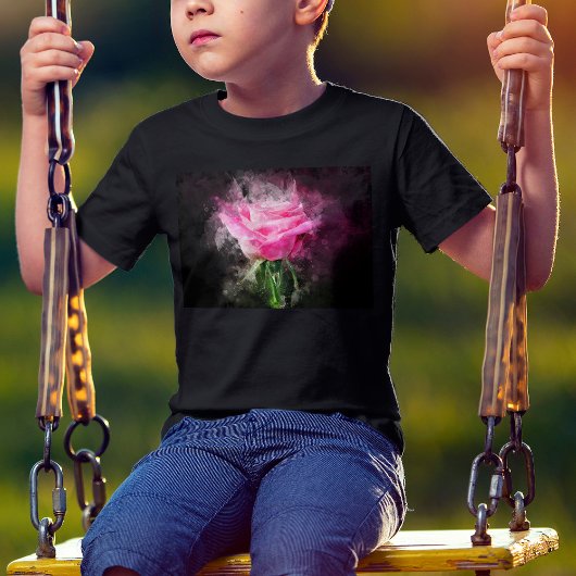 黒背景のピンクのバラの水彩画 Tシャツ