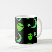 黒背景の三日月と星に輝くエイリアン コーヒーマグカップ (正面右)