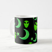 黒背景の三日月と星に輝くエイリアン コーヒーマグカップ (正面左)