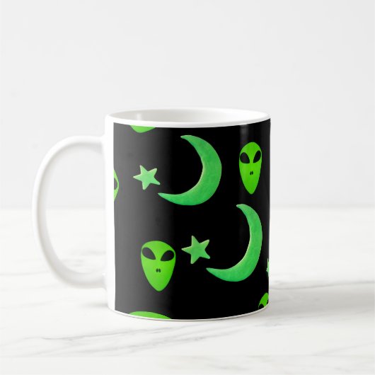 黒背景の三日月と星に輝くエイリアン コーヒーマグカップ (左)