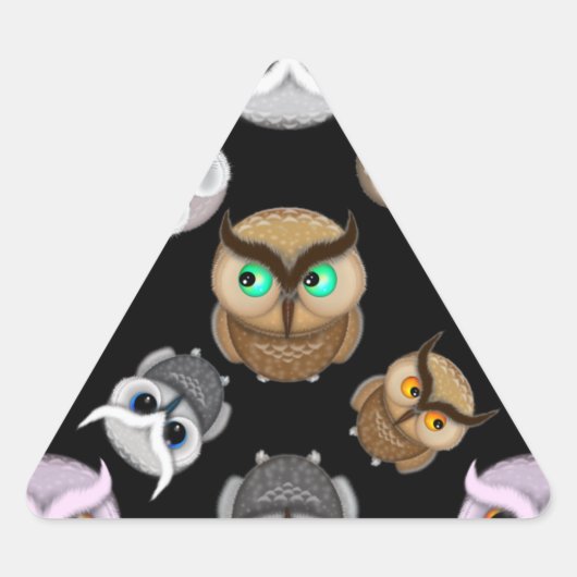 黒背景の上の可愛いフクロウのイラスト 三角形シール (正面)