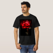 黒背景の水彩画 赤いバラ一輪 Tシャツ (正面フル)