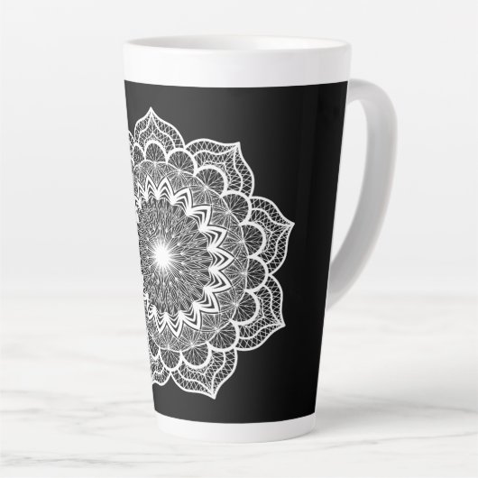 黒背景の白い曼荼羅 カフェラテマグ (右アングル)