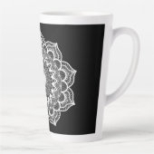 黒背景の白い曼荼羅 カフェラテマグ (右)