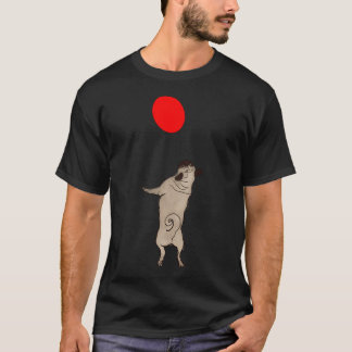 黒背景の赤い風船をキャッチするためにジャンプするクリーム色のパグ Tシャツ