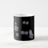 黒背景の雪の結晶 コーヒーマグカップ (中央)