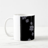 黒背景の雪の結晶 コーヒーマグカップ (左)