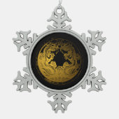 黒背景ゴールデン中国のドラゴン新年 スノーフレークピューターオーナメント (正面)