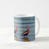 黒膨らまされた笛を吹くアヒル コーヒーマグカップ (正面右)