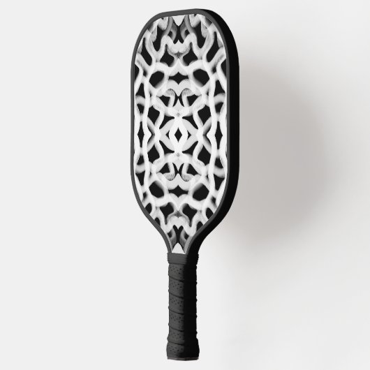 黒色の白色の管状配管 ピックルボールラケット (左)