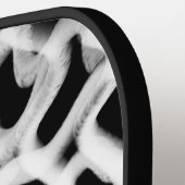 黒色の白色の管状配管 ピックルボールラケット (左詳細)