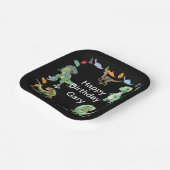 黒色背景の恐竜の誕生日パーティー ペーパープレート (傾斜あり)