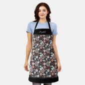 黒花柄キッチン エプロン (着用した状態)