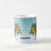 黒褐色のドイツの羊飼い犬の冬の森 コーヒーマグカップ (中央)