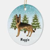 黒褐色のドイツの羊飼い犬の冬の森 セラミックオーナメント (左)