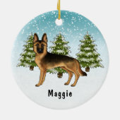 黒褐色のドイツの羊飼い犬の冬の森 セラミックオーナメント (裏面)