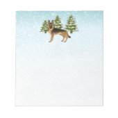 黒褐色のドイツの羊飼い犬の冬の森 ノートパッド (正面)