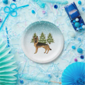 黒褐色のドイツの羊飼い犬の冬の森 ペーパープレート (パーティー)