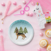 黒褐色のドイツの羊飼い犬の冬の森 ペーパープレート (パーティー)