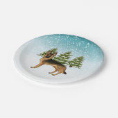 黒褐色のドイツの羊飼い犬の冬の森 ペーパープレート (アングル)