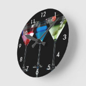黒違う色のマルティーニ眼鏡のカクテル ラウンド壁時計 (傾斜)