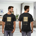 黒金ゴールドのロゴ名の署名 Tシャツ<br><div class="desc">黒い背景、黄金の文字。ビジネスのロゴ、文字と名前、署名(または削除不要)をパーソナライズおよび追加もし前面と背面の両方。</div>