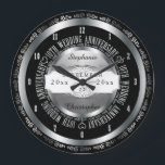 黒銀エレガント十結婚周年 ラージ壁時計<br><div class="desc">献身的な生涯は、贈り物の質にカスタム値する。すべての重要なカップルが私たちのオリジナルの黒と銀のトーン10周年のデザインと彼らがどれだけ知っているインスパイアか。名前と日付と記念日結婚でパーソナライズ。オリジナルデザインによって作成された休日ハートデザイン。</div>