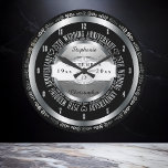 黒銀エレガント25結婚周年 ラージ壁時計<br><div class="desc">献身的な生涯は、贈り物の質にカスタム値する。大切な夫婦に、私たちのオリジナルの黒インスパイアと銀のトーン25周年のデザインと彼らがどれだけ知らせなさい。名前と日付と記念日結婚でパーソナライズ。オリジナルデザインによって作成された休日ハートデザイン。</div>