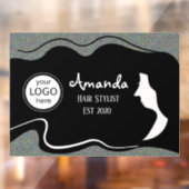 黒長髪の女性の美容師ウィンドウにしがみつく ウィンドウサイン (シート2)