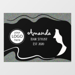 黒長髪の女性の美容師ウィンドウにしがみつく ウィンドウサイン