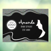 黒長髪の女性の美容師ウィンドウにしがみつく ウィンドウサイン (シート3)