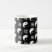 黒隠陽シンボル中国の文字パターン コーヒーマグカップ (中央)