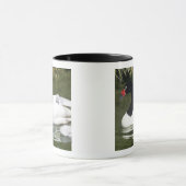 黒首の白鳥の大人と水の中のシチュー。 マグカップ (中央)