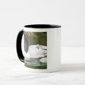 黒首の白鳥の大人と水の中のシチュー。 マグカップ (正面左)