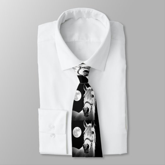 黒馬と白馬 – 夜のネクタイで満月 ネクタイ (タイ)
