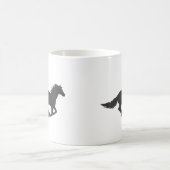 黒馬のランニングシルエット コーヒーマグカップ (中央)