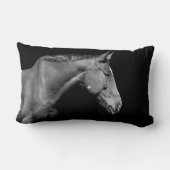 黒馬 – ポートレート ランバークッション (裏面)