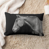 黒馬 – ポートレート ランバークッション (ブランケット)
