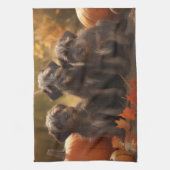 黒髪のポインティンググリフォンの子犬の秋 キッチンタオル (縦)